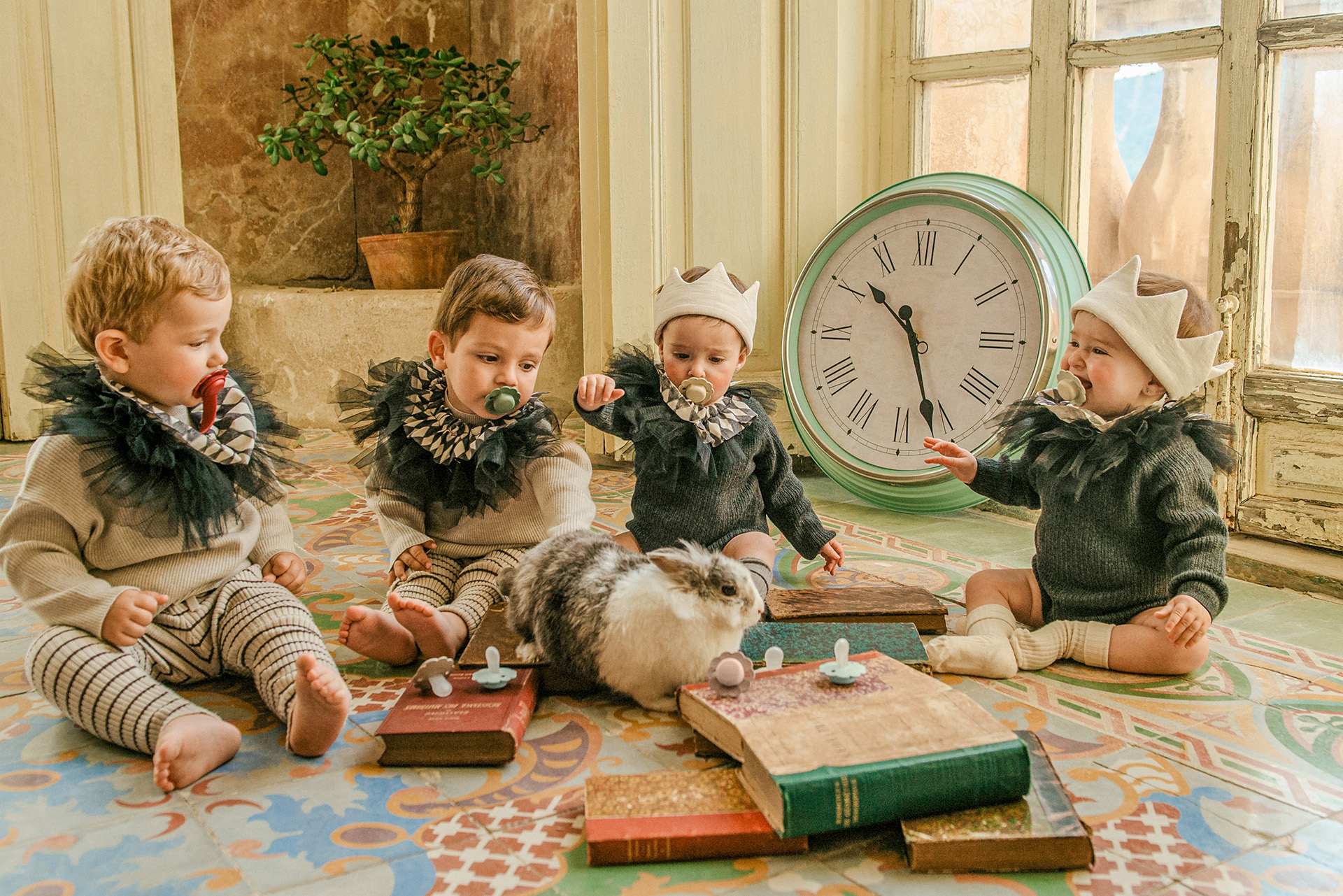 Niños jugando vestidos de príncipes